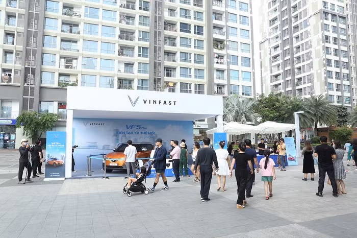 Mẫu eSUV hạng A VF 5 Plus thu hút sự quan tâm đông đảo của giới trẻ Thành phố Hồ Chí Minh.