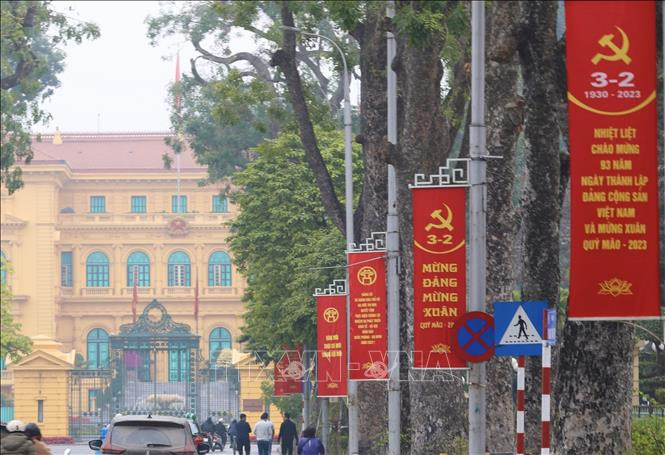 Băng rôn tuyên truyền, cổ động 93 năm Ngày thành lập Đảng phía trước Phủ Chủ tịch. Ảnh: Hoàng Hiếu/TTXVN Băng rôn tuyên truyền, cổ động 93 năm Ngày thành lập Đảng phía trước Phủ Chủ tịch. Ảnh: Hoàng Hiếu/TTXVN