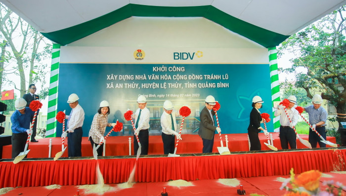 BIDV khởi công xây dựng Nhà văn hóa cộng đồng tránh lũ tặng người dân xã An Thủy, Lệ Thủy, Quảng Bình. BIDV khởi công xây dựng Nhà văn hóa cộng đồng tránh lũ tặng người dân xã An Thủy, Lệ Thủy, Quảng Bình.