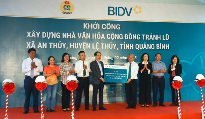 Xây dựng Nhà văn hóa cộng đồng tránh lũ là chương trình vì cộng đồng được BIDV quan tâm đầu tư thực hiện. Xây dựng Nhà văn hóa cộng đồng tránh lũ là chương trình vì cộng đồng được BIDV quan tâm đầu tư thực hiện.