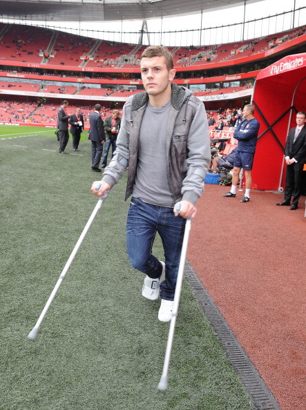 HLV Wenger đau đầu với chấn thương của Wilshere. HLV Wenger đau đầu với chấn thương của Wilshere.