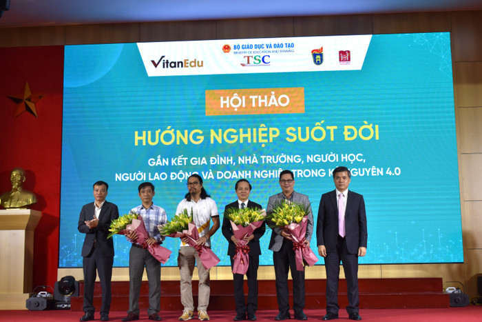 Ban tổ chức tặng hoa các đại biểu tham dự. Ảnh: Trần Lý Ban tổ chức tặng hoa các đại biểu tham dự. Ảnh: Trần Lý