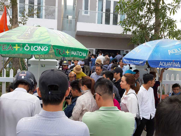 Hàng trăm người dân bao vây văn phòng chủ đầu tư đòi sổ đỏ. Hàng trăm người dân bao vây văn phòng chủ đầu tư đòi sổ đỏ.