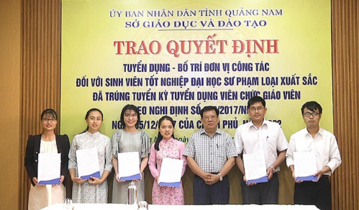 Quảng Nam trao quyết định tuyển dụng giáo viên là sinh viên tốt nghiệp đại học sư phạm loại xuất sắc theo Nghị định 140. Ảnh: CTV