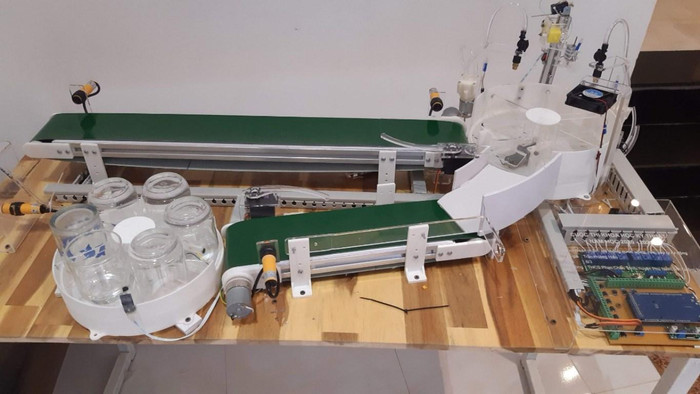 Máy rót nước và rửa tay tự động của em Trần Hoàng Hiếu. Ảnh: ATR Máy rót nước và rửa tay tự động của em Trần Hoàng Hiếu. Ảnh: ATR