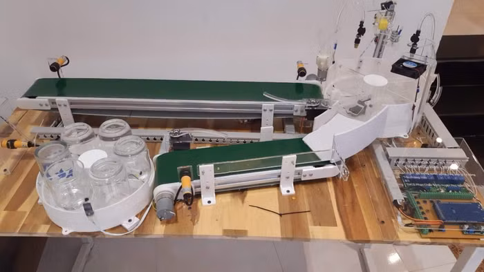 Máy rót nước và rửa tay tự động của em Trần Hoàng Hiếu. Ảnh: ATR