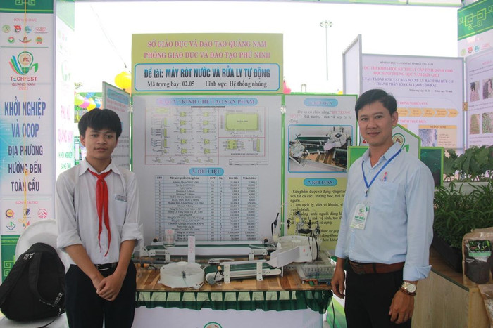 Thầy Uyên và Hiếu tại tại ngày hội khởi nghiệp sáng tạo tỉnh Quảng Nam lần thứ II. Ảnh: ATR Thầy Uyên và Hiếu tại tại ngày hội khởi nghiệp sáng tạo tỉnh Quảng Nam lần thứ II. Ảnh: ATR