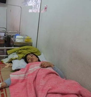 Một công nhân đang được cấp cứu tại bệnh viện Một công nhân đang được cấp cứu tại bệnh viện