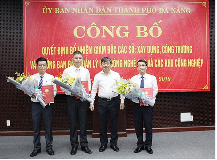 Đà Nẵng công bố quyết định bổ nhiệm hai giám đốc Sở và một trưởng ban. Đà Nẵng công bố quyết định bổ nhiệm hai giám đốc Sở và một trưởng ban.