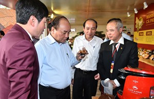 Thủ tướng thưởng thức cà phê Buôn Ma Thuột. Ảnh: VGP/Quang Hiếu