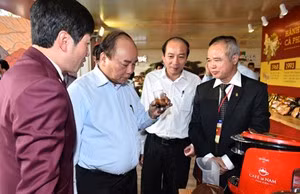 Thủ tướng thưởng thức cà phê Buôn Ma Thuột. Ảnh: VGP/Quang Hiếu