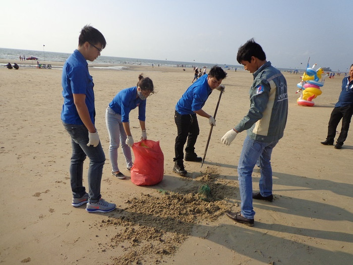 Đoàn Thanh niên PVC-PT dọn dẹp rác thải trên bãi biển Vũng Tàu - ảnh PVC. Đoàn Thanh niên PVC-PT dọn dẹp rác thải trên bãi biển Vũng Tàu - ảnh PVC.