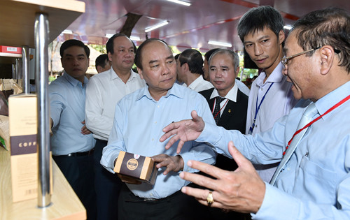 Đại diện doanh nghiệp giới thiệu sản phẩm với Thủ tướng. Ảnh: VGP/Quang Hiếu