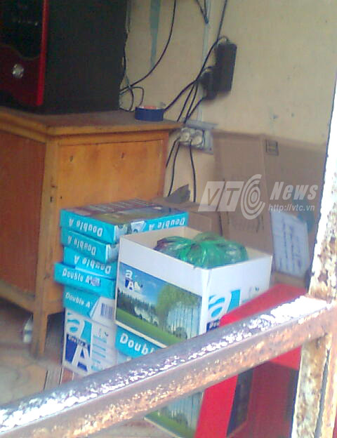 Phao thi thường được giấu kín trong các thùng giấy để tránh sự kiểm tra Phao thi thường được giấu kín trong các thùng giấy để tránh sự kiểm tra