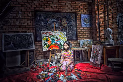 Các em phải sống nhờ vào đồng lương hưu ít ỏi, chỉ đủ bữa qua ngày. Tương lai thật sự ảm đạm vì các em không thể nhìn thấy gì.