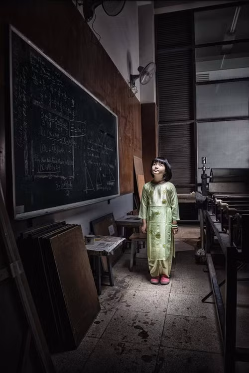 Nguyễn Nhật Ánh đang học lớp 4. Mặc dù đã học lớp 4, nhưng em chỉ nặng có 25kg vì bị suy dinh dưỡng. Hiện tại, em đang sống cùng bà, em không biết bố mẹ mình ở đâu và đang làm gì. Cuộc sống với 2 bà cháu rất vất vả bởi bà đã 60 tuổi, sức khỏe lại yếu. Bà chỉ kiếm được ít tiền nhờ việc lau dọn thuê. Dù hoàn cảnh khó khăn, nhưng Ánh vẫn học rất chăm và đạt thành tích học sinh giỏi trong nhiều năm liền. Bất cứ khi nào rảnh rỗi, em lại giúp bà nhiều công việc nhà. Ánh nói : "Ước mơ của em là trở thành 1 cô giáo để giúp đỡ những học sinh có hoàn cảnh như em".