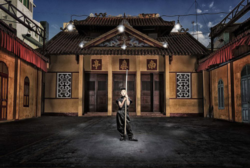 Trần Quốc Dũng và Trần Thị Mỹ Trinh là 2 chị em đang học tiểu học. 2 chị em sống cùng mẹ tại 1 khu chợ vì họ không có nhà. Mỗi tối, cả gia đình cùng ngủ trên những tấm gỗ dưới những chiếc lều dựng tạm. Mẹ của 2 em bị mắc bệnh huyết áp cao kinh niên, bởi vậy bà không làm được việc nặng. Mỗi ngày, bà bán vé số để kiếm tiền ăn, thậm chí có những khi bà nhịn đói để 2 con có được miếng ăn. Dũng tâm sự : "Mẹ em phải đi bộ trên rất nhiều tuyến đường dù mưa hay gió. Em chỉ muốn bảo vệ mẹ khỏi những điều xấu khi mẹ phải đi bán vé kiếm tiền nuôi chúng em. Con yêu mẹ, Mẹ ơi!".