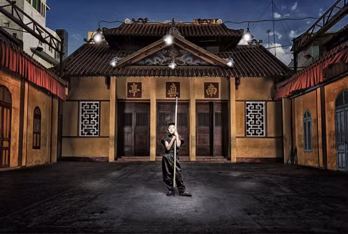 Trần Quốc Dũng và Trần Thị Mỹ Trinh là 2 chị em đang học tiểu học. 2 chị em sống cùng mẹ tại 1 khu chợ vì họ không có nhà. Mỗi tối, cả gia đình cùng ngủ trên những tấm gỗ dưới những chiếc lều dựng tạm. Mẹ của 2 em bị mắc bệnh huyết áp cao kinh niên, bởi vậy bà không làm được việc nặng. Mỗi ngày, bà bán vé số để kiếm tiền ăn, thậm chí có những khi bà nhịn đói để 2 con có được miếng ăn. Dũng tâm sự : "Mẹ em phải đi bộ trên rất nhiều tuyến đường dù mưa hay gió. Em chỉ muốn bảo vệ mẹ khỏi những điều xấu khi mẹ phải đi bán vé kiếm tiền nuôi chúng em. Con yêu mẹ, Mẹ ơi!".