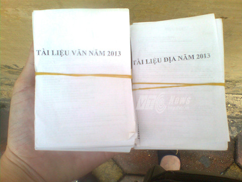 Tập tài liệu được các chủ quán xếp ngay ngắn để đưa cho khách Tập tài liệu được các chủ quán xếp ngay ngắn để đưa cho khách