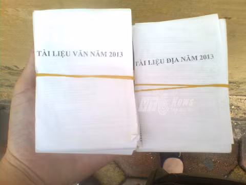 Tập tài liệu được các chủ quán xếp ngay ngắn để đưa cho khách