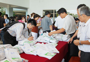 Các trường ĐH, CĐ nhận bàn giao hồ sơ đăng ký dự thi tuyển sinh năm 2013 từ các Sở GD&ĐT. Ảnh: QUỐC DŨNG Các trường ĐH, CĐ nhận bàn giao hồ sơ đăng ký dự thi tuyển sinh năm 2013 từ các Sở GD&ĐT. Ảnh: QUỐC DŨNG