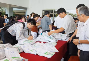 Các trường ĐH, CĐ nhận bàn giao hồ sơ đăng ký dự thi tuyển sinh năm 2013 từ các Sở GD&ĐT. Ảnh: QUỐC DŨNG