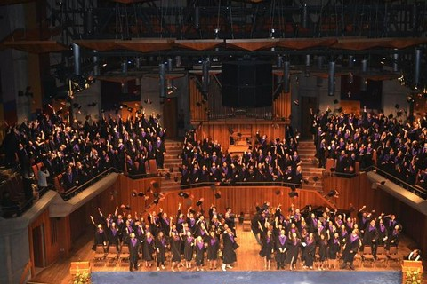 Lễ tốt nghiệp tại trường Victoria.