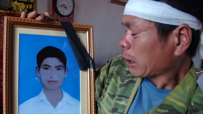 Ông Nguyễn Văn Điều bên di ảnh con trai Nguyễn Văn Nam - Ảnh: Vũ Toàn Ông Nguyễn Văn Điều bên di ảnh con trai Nguyễn Văn Nam - Ảnh: Vũ Toàn