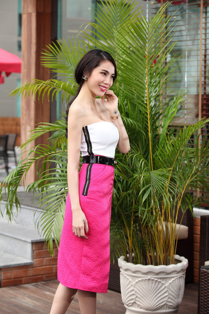 Những mẫu váy được thiết kế với tiêu chí khai thác triệt để vẻ đẹp gợi cảm của người phụ nữ, chất nữ tính, sang trọng và thanh lịch. Những mẫu váy được thiết kế với tiêu chí khai thác triệt để vẻ đẹp gợi cảm của người phụ nữ, chất nữ tính, sang trọng và thanh lịch.