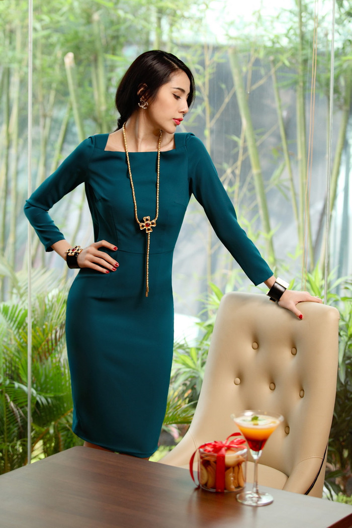 Đó là những mẫu váy liền thân xòe bồng hay ôm sát hợp thời, áo crop-top khoe eo đầy cuốn hút, hay chiếc váy hở lưng và vai trần, với những đường cắt tinh tế, chất liệu sang trọng, tôn vinh đường cong vốn rất tự nhiên của phái đẹp. Đó là những mẫu váy liền thân xòe bồng hay ôm sát hợp thời, áo crop-top khoe eo đầy cuốn hút, hay chiếc váy hở lưng và vai trần, với những đường cắt tinh tế, chất liệu sang trọng, tôn vinh đường cong vốn rất tự nhiên của phái đẹp.