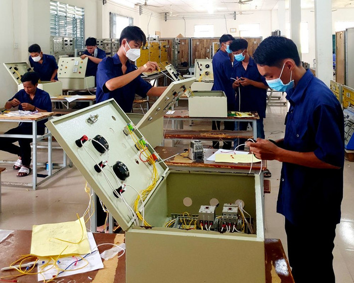 Học sinh Trường Trung cấp Nghề Dân tộc nội trú An Giang trong tiết học thực hành (Ảnh: Website nhà trường). Học sinh Trường Trung cấp Nghề Dân tộc nội trú An Giang trong tiết học thực hành (Ảnh: Website nhà trường).