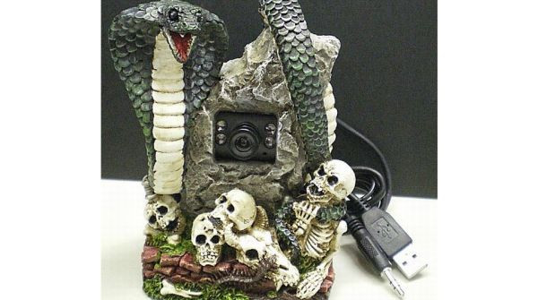 1. Skull web cam Với camera có độ phân giải 1.3 megapixels, webcam này được thiết kế giống như một ngôi đền ma ám chứa toàn sọ đầu lâu. Kull webcam có bề mặt VGA rộng 640x480 với tỉ lệ khung là 30fps, kết nối với máy tính bằng một cổng USB 2.0, độ sâu màu quét ảnh là 24 bit và có khả năng tương thích với hệ điều hànhWindows Vista, XP, Window 2000. Nếu bạn muốn trang trí bàn làm việc của mình theo phong cách Gothic thì còn chờ đợi gì nữa mà không săn tìm ngay chiếc webcam độc đáo này. Ngoài ra đây cũng là món quà cho những tín đồ công nghệ trong vào lễ hội Halloween. 1. Skull web cam Với camera có độ phân giải 1.3 megapixels, webcam này được thiết kế giống như một ngôi đền ma ám chứa toàn sọ đầu lâu. Kull webcam có bề mặt VGA rộng 640x480 với tỉ lệ khung là 30fps, kết nối với máy tính bằng một cổng USB 2.0, độ sâu màu quét ảnh là 24 bit và có khả năng tương thích với hệ điều hànhWindows Vista, XP, Window 2000. Nếu bạn muốn trang trí bàn làm việc của mình theo phong cách Gothic thì còn chờ đợi gì nữa mà không săn tìm ngay chiếc webcam độc đáo này. Ngoài ra đây cũng là món quà cho những tín đồ công nghệ trong vào lễ hội Halloween.