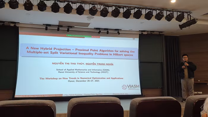 Nguyễn Trung Nghĩa trình bày báo cáo khoa học tại Hội thảo Những hướng mới trong tối ưu tính toán và ứng dụng tại Viện nghiên cứu cao cấp về Toán. Ảnh: Nhân vật cung cấp