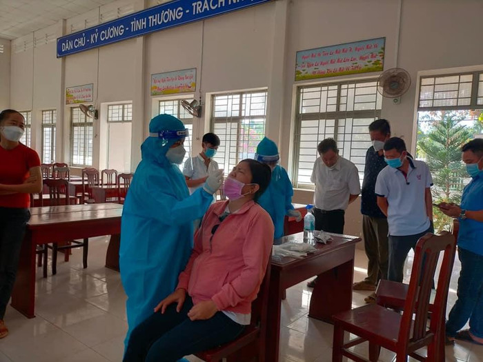 Để đảm bảo cho học sinh đến trường học trực tiếp vào ngày 14/2 một cách an toàn, Bà Rịa - Vũng Tàu đã cho xét nghiệm nhanh Covid-19 đối với toàn bộ cán bộ, giáo viên trong các nhà trường trên địa bàn tỉnh này. Ảnh: Facebook trường Trung học cơ sở Nguyễn Thị Định (huyện Long Điền) Để đảm bảo cho học sinh đến trường học trực tiếp vào ngày 14/2 một cách an toàn, Bà Rịa - Vũng Tàu đã cho xét nghiệm nhanh Covid-19 đối với toàn bộ cán bộ, giáo viên trong các nhà trường trên địa bàn tỉnh này. Ảnh: Facebook trường Trung học cơ sở Nguyễn Thị Định (huyện Long Điền)
