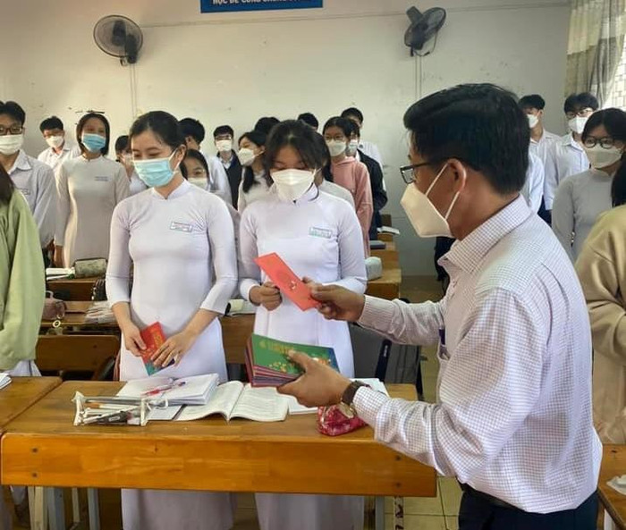 Học sinh khối 12 trường Trung học phổ thông Châu Thành (Bà Rịa-Vũng Tàu) đến trường học trực tiếp trong ngày 7/2 được hiệu trưởng nhà trường mừng tuổi đầu năm. Ảnh: Facebook nhà trường Học sinh khối 12 trường Trung học phổ thông Châu Thành (Bà Rịa-Vũng Tàu) đến trường học trực tiếp trong ngày 7/2 được hiệu trưởng nhà trường mừng tuổi đầu năm. Ảnh: Facebook nhà trường
