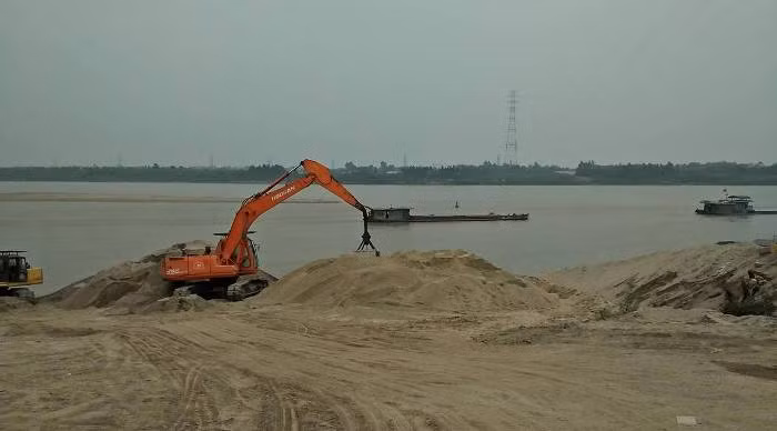 Khi được hỏi về giá cát để mua lượng lớn, các chủ bến tỏ ra bình thản như thể chưa muốn bán! (ảnh Bạch Đằng- chụp tại Đông Ngạc, Từ Liêm, Hà Nội).