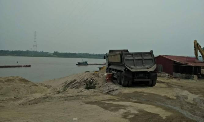 Giá cát tăng nhưng hoạt động buôn bán lại vắng lặng không được nhộn nhịp như thời điểm trước đây (ảnh Bạch Đằng). Giá cát tăng nhưng hoạt động buôn bán lại vắng lặng không được nhộn nhịp như thời điểm trước đây (ảnh Bạch Đằng).