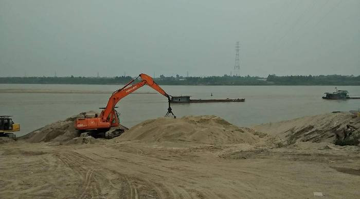 Khi được hỏi về giá cát để mua lượng lớn, các chủ bến tỏ ra bình thản như thể chưa muốn bán! (ảnh Bạch Đằng- chụp tại Đông Ngạc, Từ Liêm, Hà Nội). Khi được hỏi về giá cát để mua lượng lớn, các chủ bến tỏ ra bình thản như thể chưa muốn bán! (ảnh Bạch Đằng- chụp tại Đông Ngạc, Từ Liêm, Hà Nội).