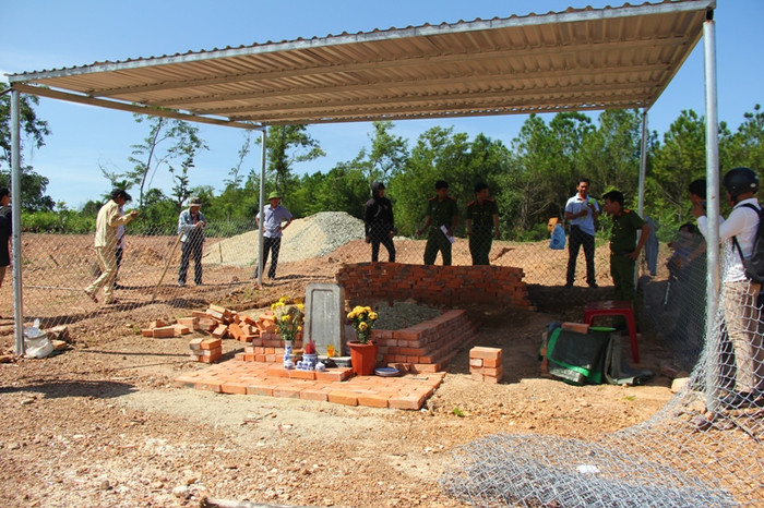 Cơ quan Công an, Viện Kiểm sát tiến hành thu thập chứng cứ tại hiện trường. Ảnh: TL