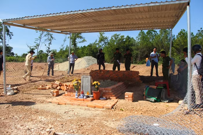 Cơ quan Công an, Viện Kiểm sát tiến hành thu thập chứng cứ tại hiện trường. Ảnh: TL