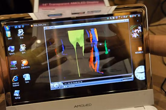 4. Samsung màn hình OLED trong suốt Mẫu thiết kế này đã được trưng bày tại triển lãm CES tháng 1/2010. Chiếc laptop này đã thu hút được sự chú ý bởi màn hình tích hợp 14 inch trong suốt 40%.