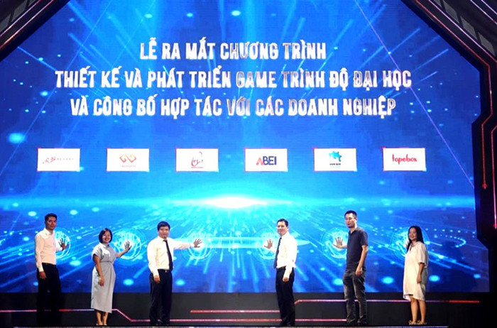 Các đại biểu bấm nút chính thức công bố Chương trình Thiết kế và phát triển game. Ảnh: portal.ptit.edu.vn 2-9.jpg
