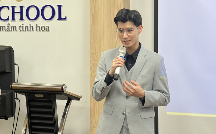 La Gia Long trong vai trò Giám khảo tại một cuộc thi về tiếng Anh (Ảnh: NVCC). La Gia Long trong vai trò Giám khảo tại một cuộc thi về tiếng Anh (Ảnh: NVCC).