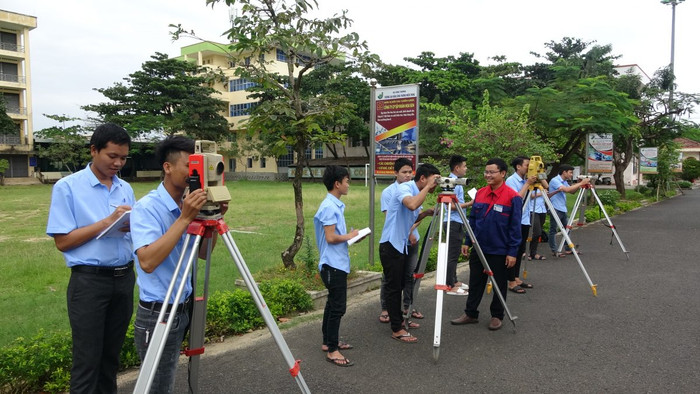 Sinh viên ngành Công nghệ kỹ thuật trắc địa - Trường Cao đẳng Công thương miền Trung trong giờ thực hành (Ảnh: Website nhà trường).