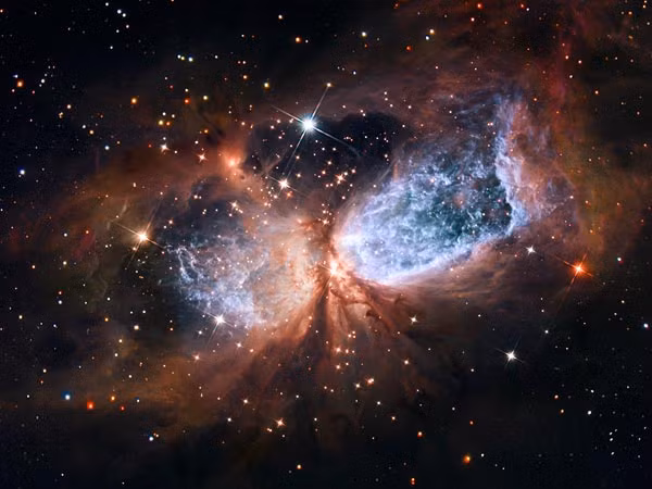 Trên thực tế, việc chụp một bức ảnh màu từ kính thiên văn Hubble phức tạp hơn nhiều so với những máy ảnh truyền thống vì Hubble không sử dụng hết toàn bộ các loại phim chụp. Thay vào đó, Hubble sẽ chụp lại các luồng sáng vũ trụ bằng các thiết bị dò điện tử và cho ra những hình ảnh đen trắng đơn thuần. Sau đó, thông qua quá trình sử lý ảnh, các bức ảnh cuối cùng tạo ra lại có màu sắc sặc sỡ và đẹp lạ mắt như chúng ta vẫn thường nhìn thấy.