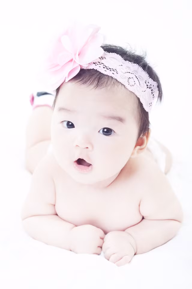 Hình ảnh đầu tiên của bé Thỏ đã được Xuân Lan công bố vào tối qua. Hình ảnh đầu tiên của bé Thỏ đã được Xuân Lan công bố vào tối qua.