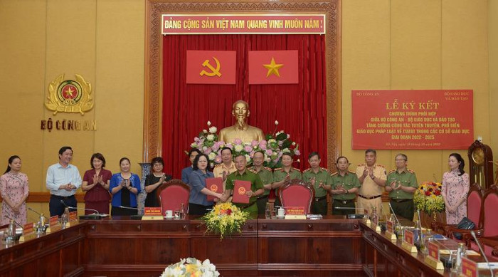 Thứ trưởng Ngô Thị Minh và Thứ trưởng Nguyễn Văn Long ký chương trình phối hợp. Nguồn: Báo Công an nhân dân Thứ trưởng Ngô Thị Minh và Thứ trưởng Nguyễn Văn Long ký chương trình phối hợp. Nguồn: Báo Công an nhân dân