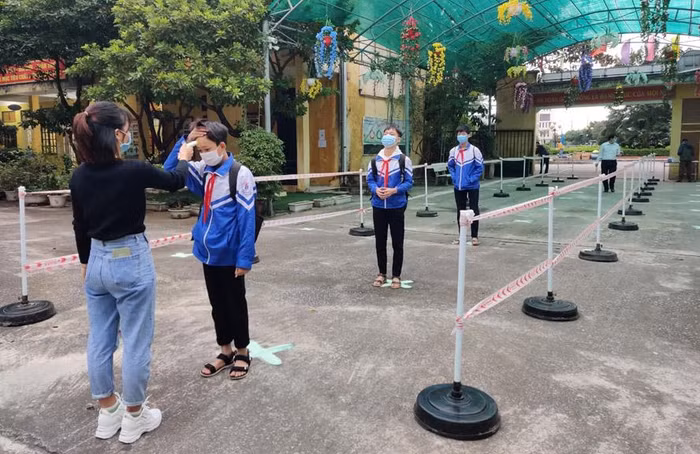 Học sinh Trường Trung học cơ sở Liên Hà (huyện Đan Phượng) được kiểm tra thân nhiệt trước khi vào lớp (ảnh: Hà Nội mới) Học sinh Trường Trung học cơ sở Liên Hà (huyện Đan Phượng) được kiểm tra thân nhiệt trước khi vào lớp (ảnh: Hà Nội mới)