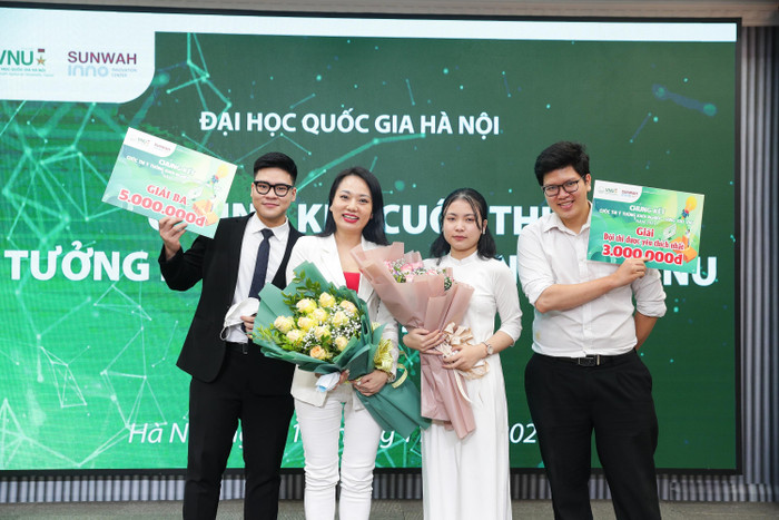 Đội 3SR của Trường Đại học Giáo dục với Dự án “Mạng xã hội tái tuần hoàn rác thải thông minh” giành giải Ba và giải đội được yêu thích nhất thông qua bình chọn. (ảnh: VNU)
