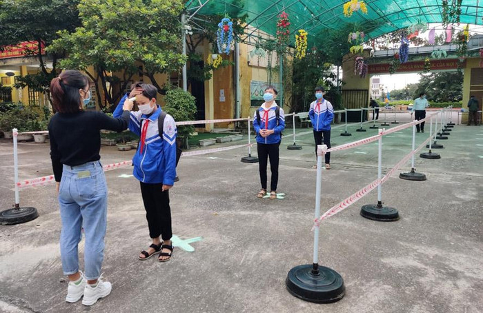 Học sinh Trường Trung học cơ sở Liên Hà (huyện Đan Phượng) được kiểm tra thân nhiệt trước khi vào lớp (ảnh: Hà Nội mới) Học sinh Trường Trung học cơ sở Liên Hà (huyện Đan Phượng) được kiểm tra thân nhiệt trước khi vào lớp (ảnh: Hà Nội mới)